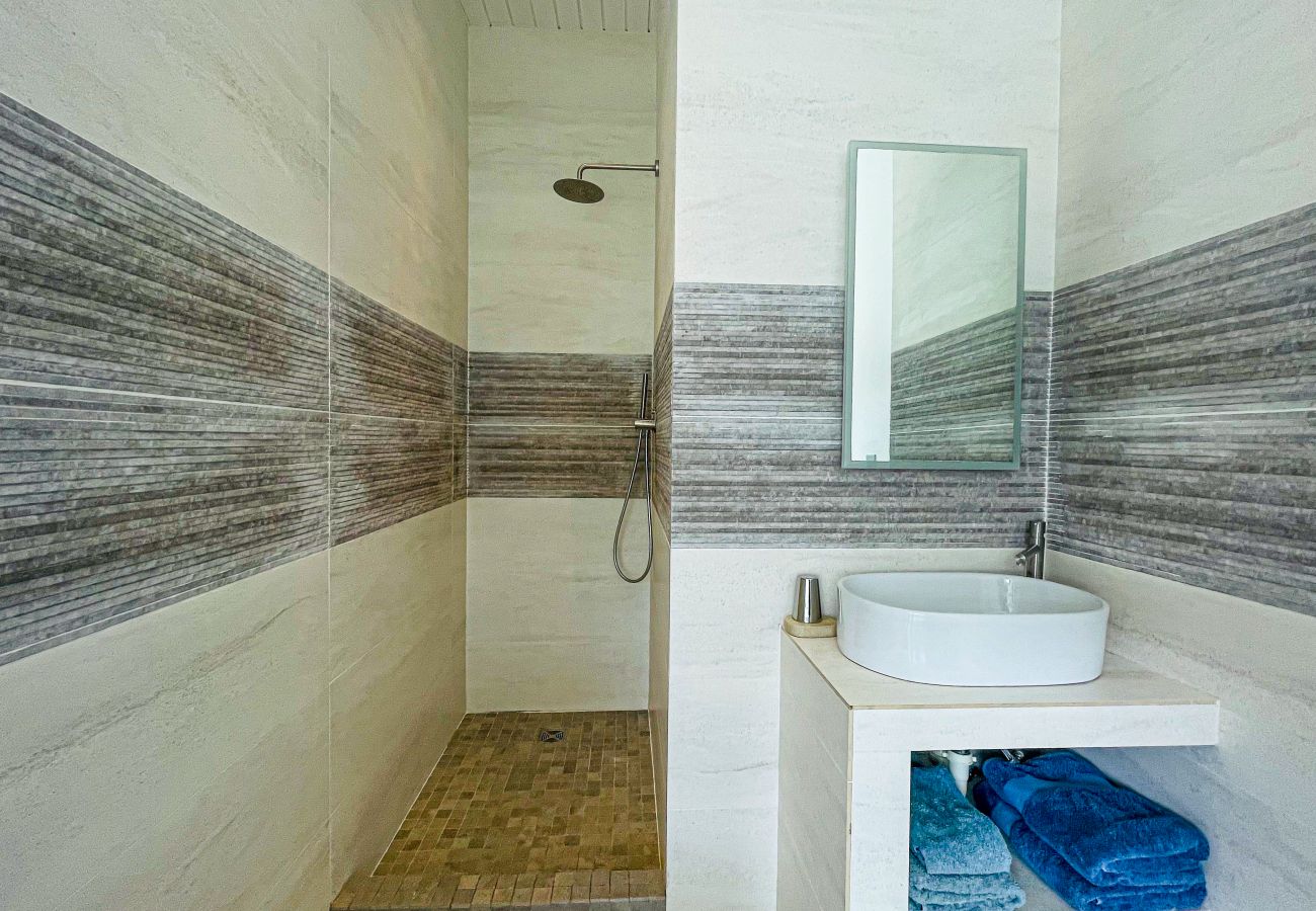 Jolly Harbour villa rentals, ensuite wet rooms, Antigua