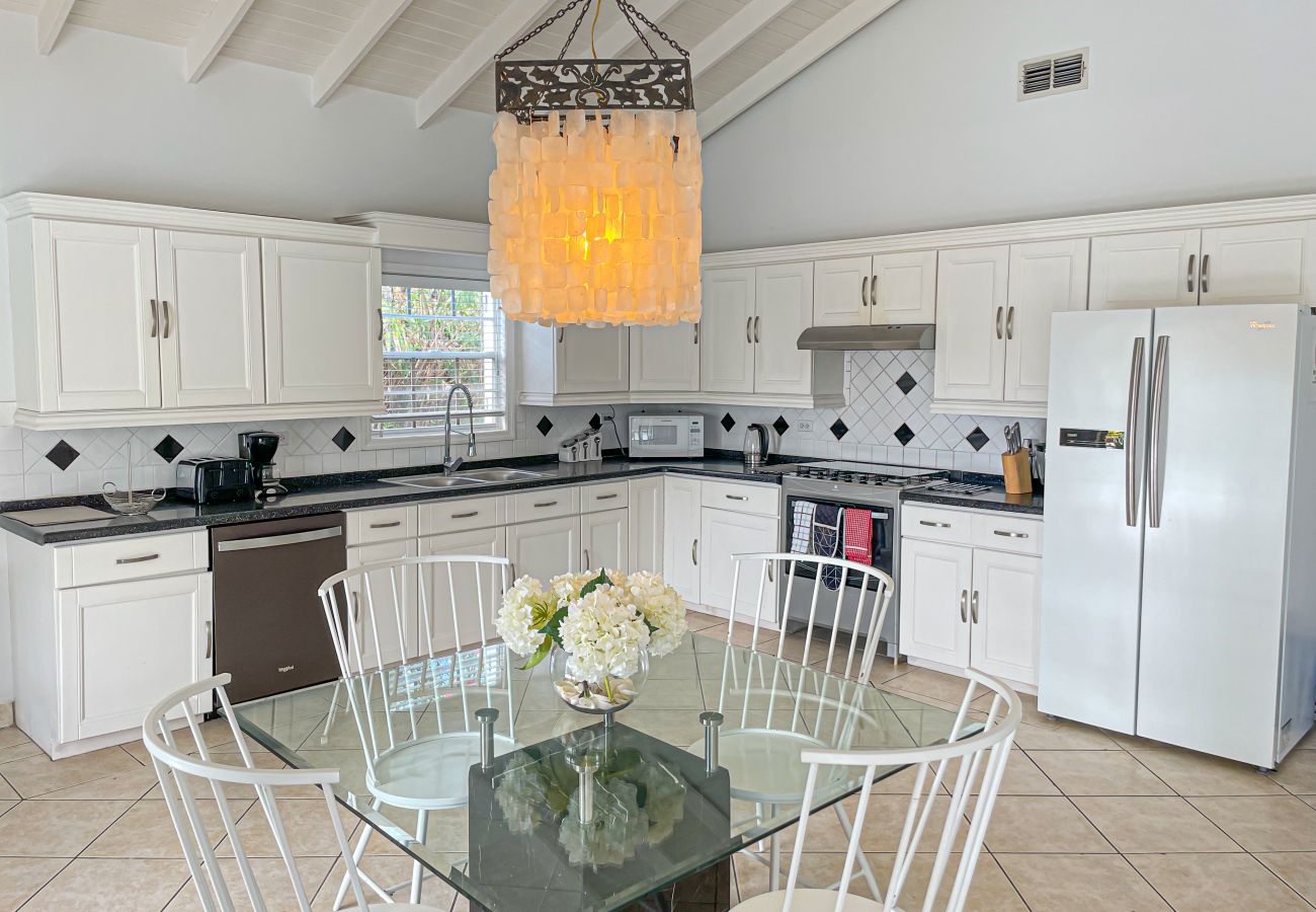 Harbor view villa rentals, private pool, alfresco dining, fully equipped kitchen with dining table 