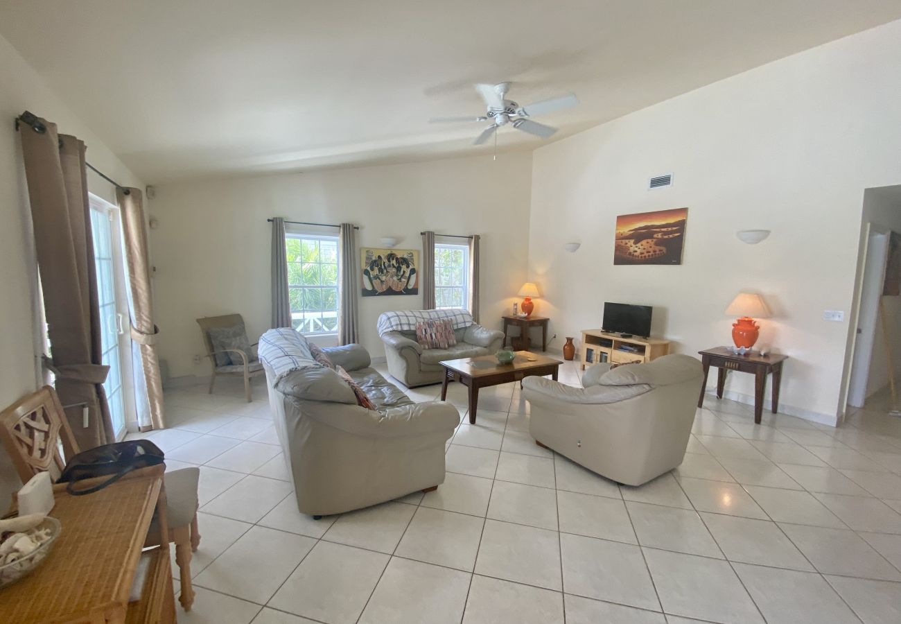 Harbour View Villa Rentals, Spacious living area, WiFi, Cable TV, central air conditioning, spacious living area