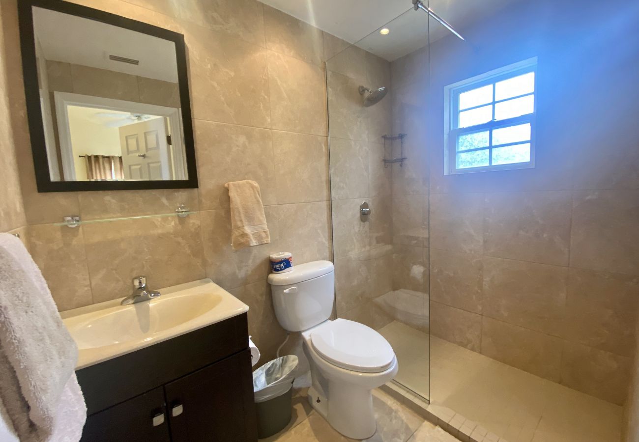 Villa in Jolly Harbour - Four bedrooms with private pool , great for family's 