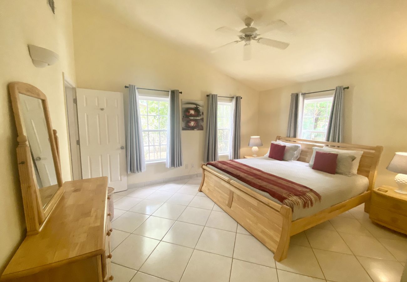 Spacious bedroom, central air conditioning, ceiling fan, king-sized bed with en-suite bathroom at Harbour View