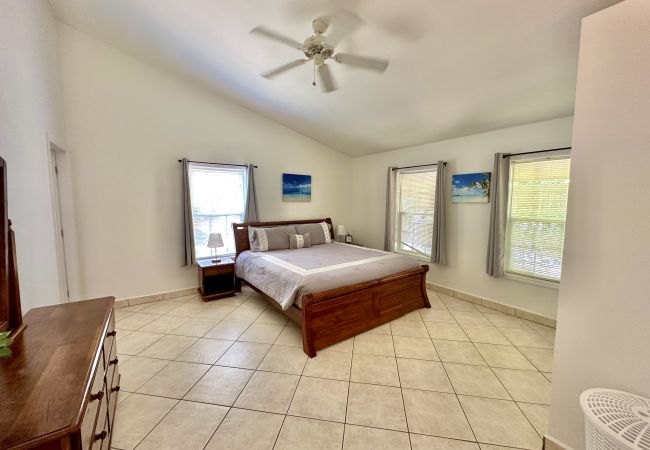 Villa in Jolly Harbour - Serene Poolside Sanctuary Villa in Jolly Harbour - Serene Poolside Sanctuary