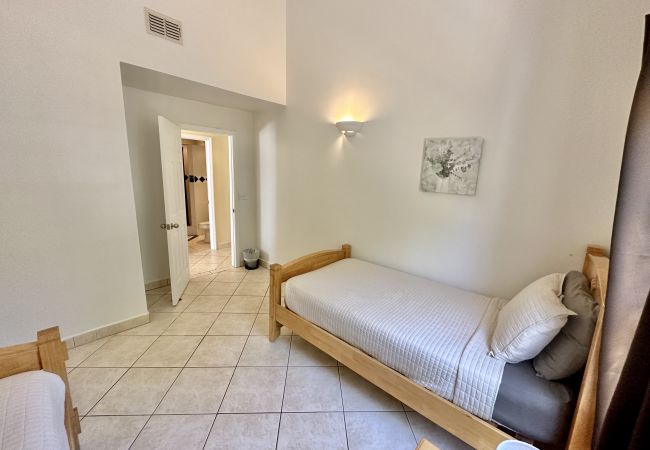 Villa in Jolly Harbour - Serene Poolside Sanctuary Villa in Jolly Harbour - Serene Poolside Sanctuary