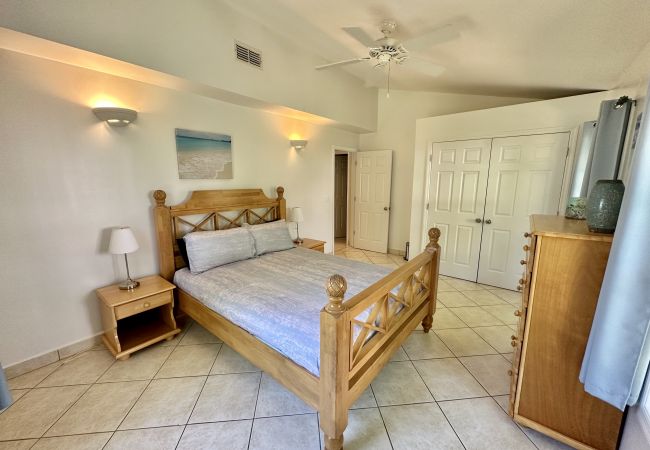 Villa in Jolly Harbour - Serene Poolside Sanctuary Villa in Jolly Harbour - Serene Poolside Sanctuary