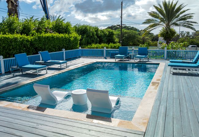 Villa in Jolly Harbour - Serene Poolside Sanctuary Villa in Jolly Harbour - Serene Poolside Sanctuary