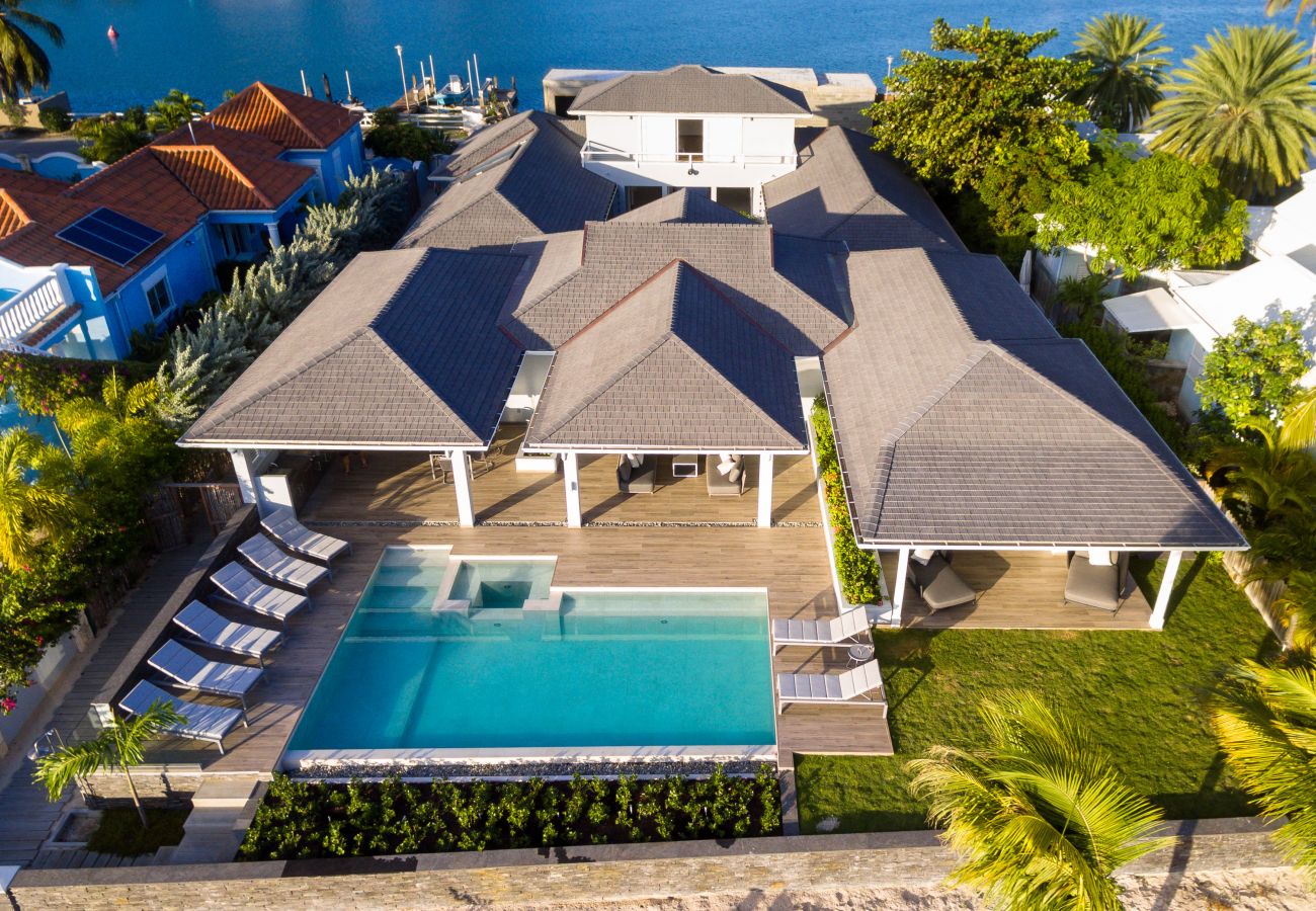 Villa in Jolly Harbour - Beach Front Paradise 