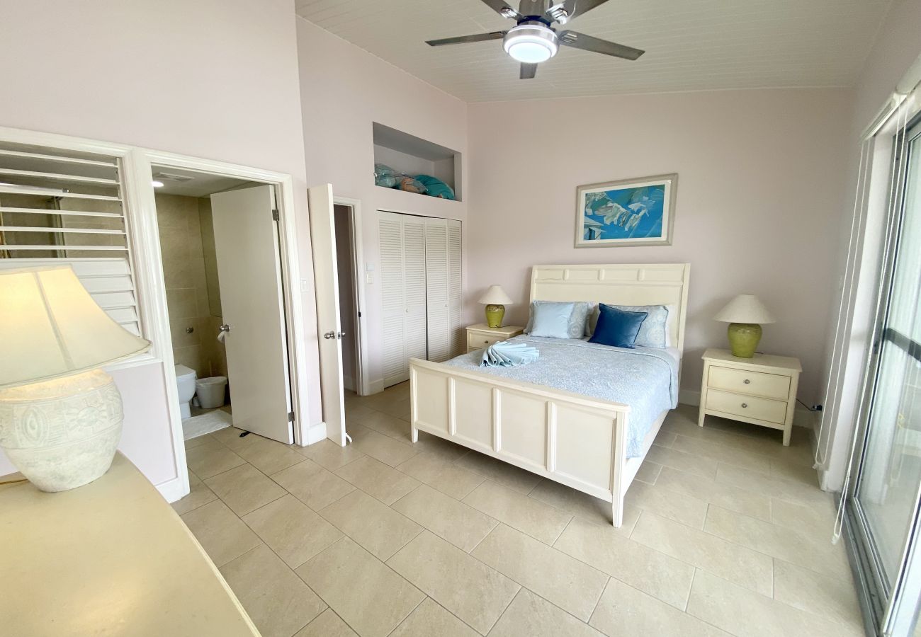 Villa in Jolly Harbour - Beautiful two bedroom waterfront villa