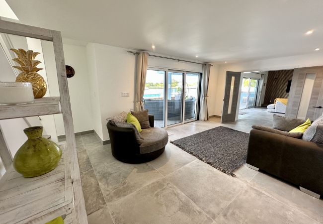 Villa in Jolly Harbour - Spacious Waterfront Sanctuary Villa in Jolly Harbour - Spacious Waterfront Sanctuary