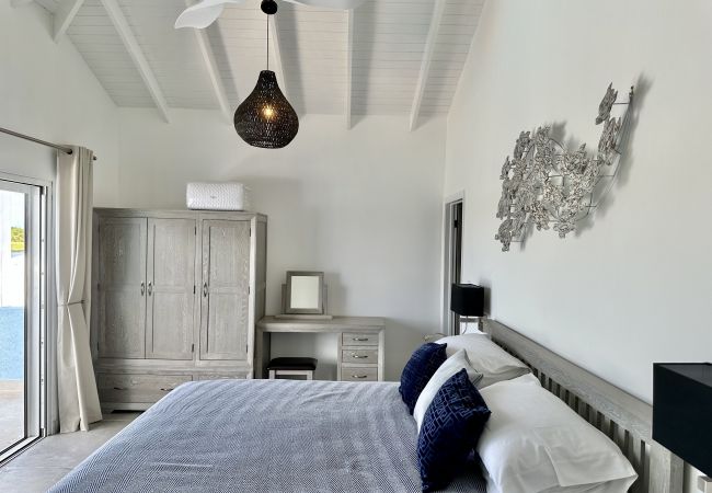 Villa in Jolly Harbour - Spacious Waterfront Sanctuary Villa in Jolly Harbour - Spacious Waterfront Sanctuary