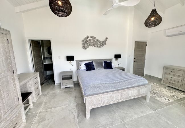 Villa in Jolly Harbour - Spacious Waterfront Sanctuary Villa in Jolly Harbour - Spacious Waterfront Sanctuary