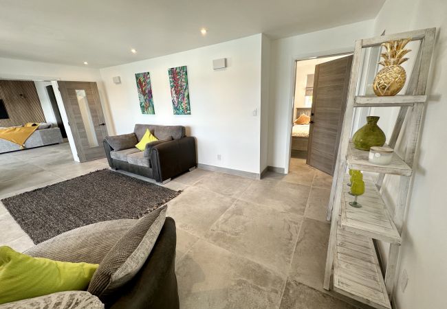 Villa in Jolly Harbour - Spacious Waterfront Sanctuary Villa in Jolly Harbour - Spacious Waterfront Sanctuary