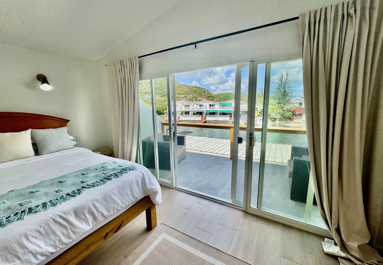 Villa in Jolly Harbour - Exquisite Waterfront Villa