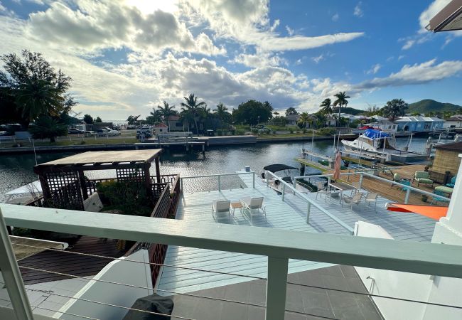 Villa/Dettached house in Jolly Harbour - Stylish Waterfront Escape 