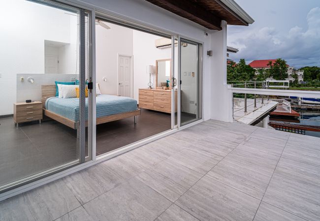 Villa/Dettached house in Jolly Harbour - Stylish Waterfront Escape 