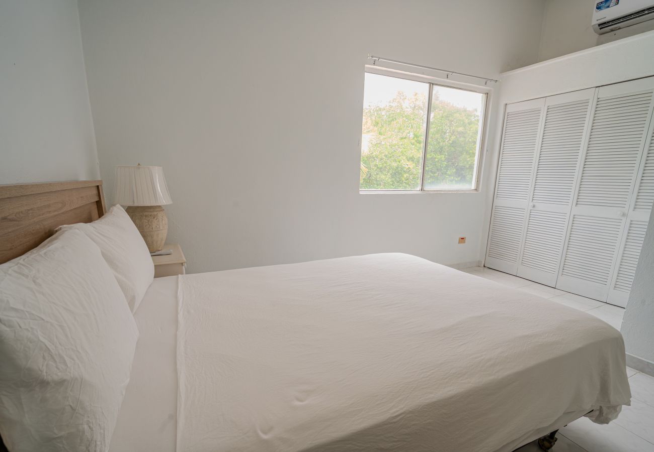 Villa in Jolly Harbour - Convenient Waterfront Villa