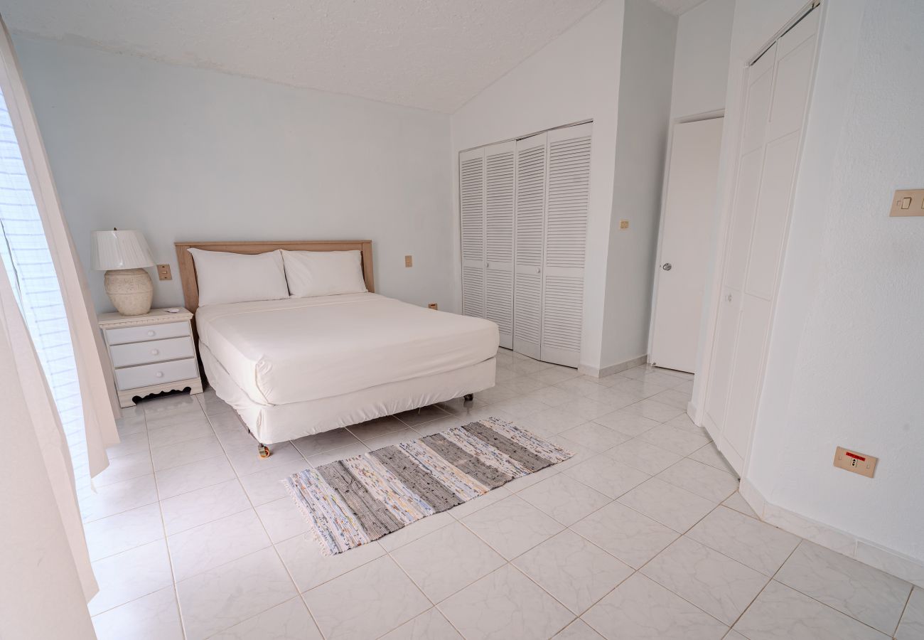 Villa in Jolly Harbour - Convenient Waterfront Villa