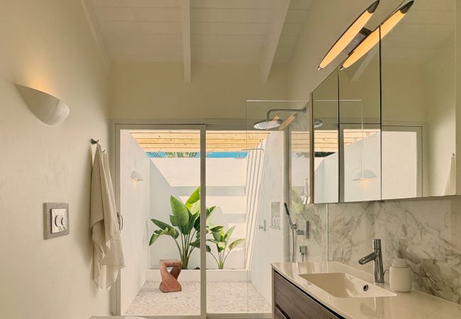 Villa in Crosbies - Refined Ocean Hideaway  Villa in Crosbies - Refined Ocean Hideaway