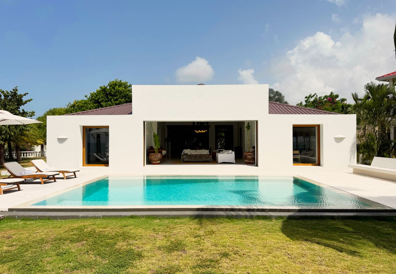 Villa in Crosbies - Refined Ocean Hideaway 