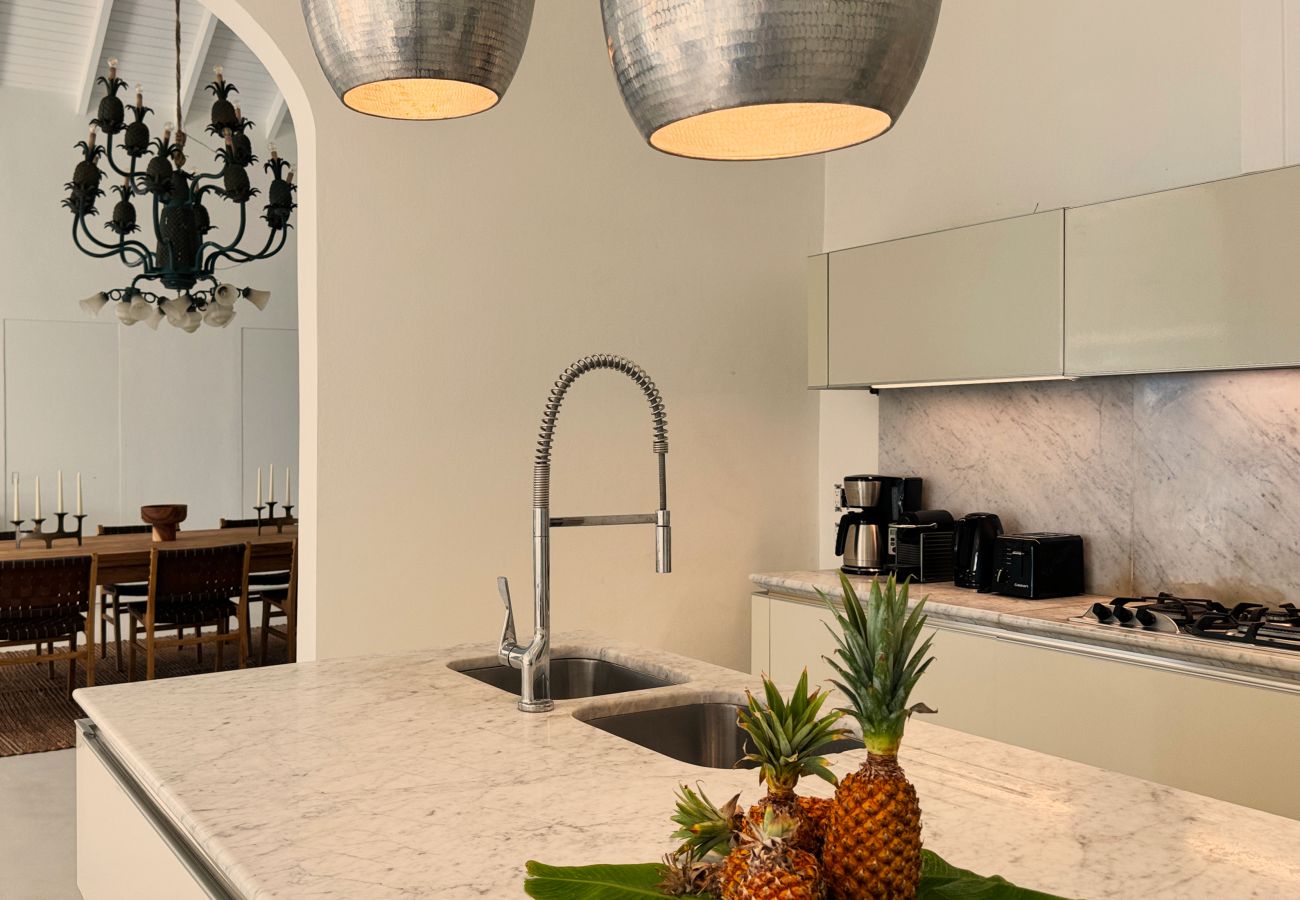 Villa in Crosbies - Refined Ocean Hideaway 