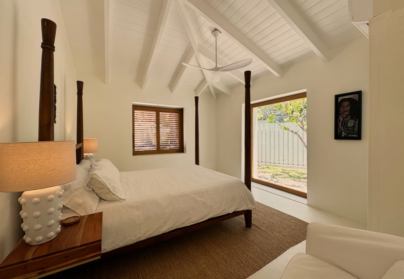 Villa in Crosbies - Refined Ocean Hideaway 