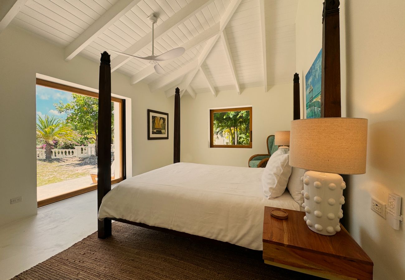 Villa in Crosbies - Refined Ocean Hideaway 
