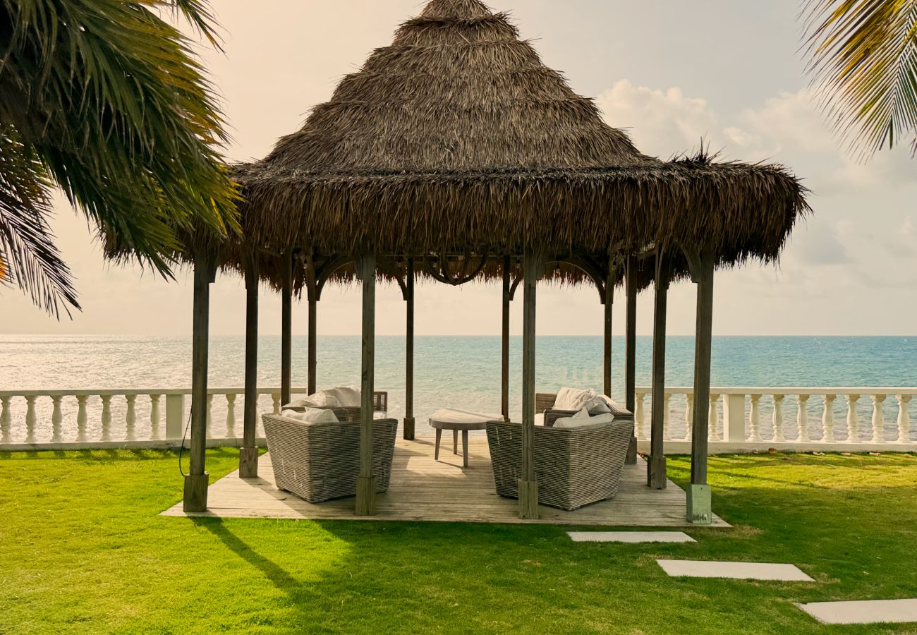 Villa in Crosbies - Refined Ocean Hideaway 