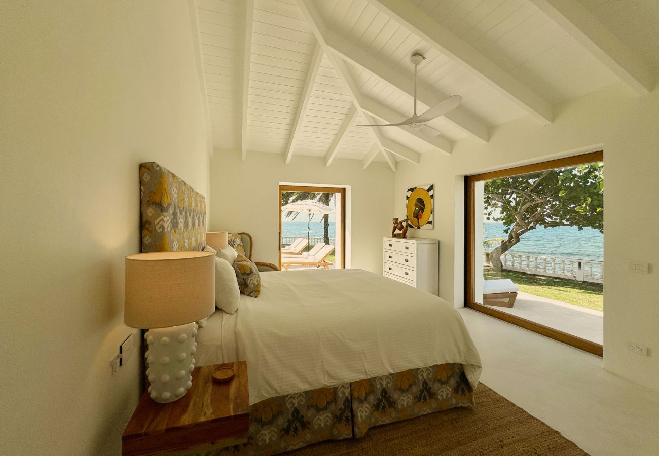 Villa in Crosbies - Refined Ocean Hideaway 