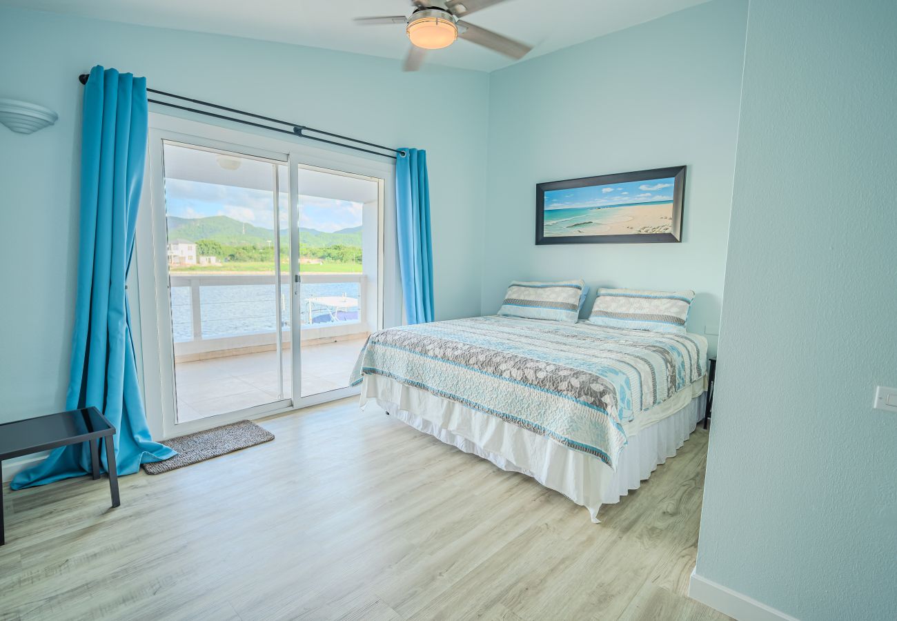 Villa in Jolly Harbour - Modern Luxury Escape