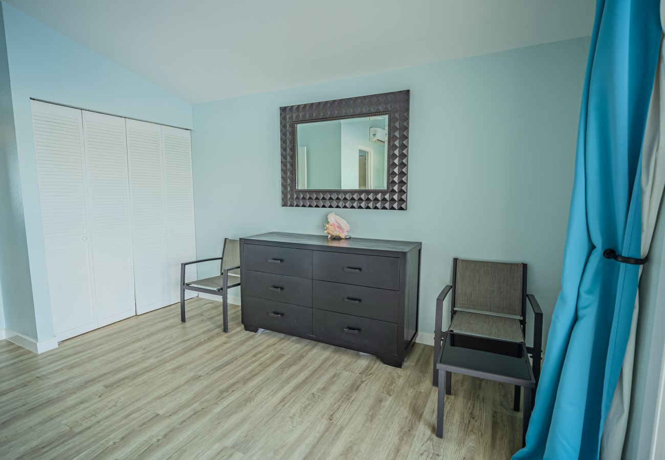 Villa in Jolly Harbour - Modern Luxury Escape
