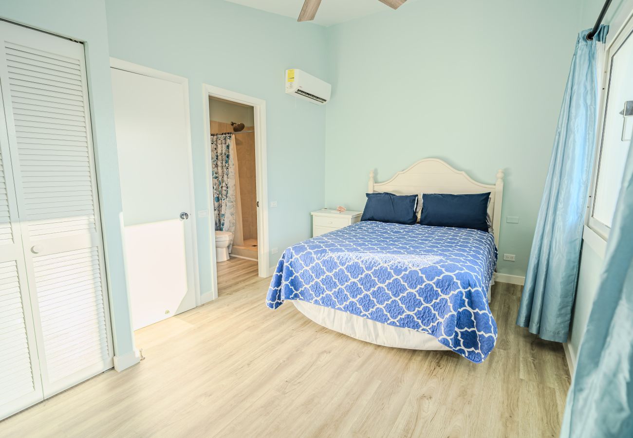 Villa in Jolly Harbour - Modern Luxury Escape
